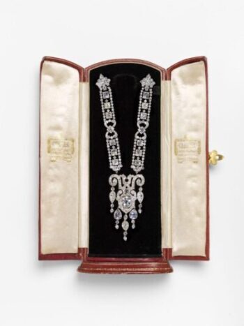 Convertible pendant and brooch by Cartier 1908 at V&A