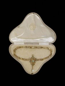 William-Pick-Necklace-in-Case-1913-at-VA