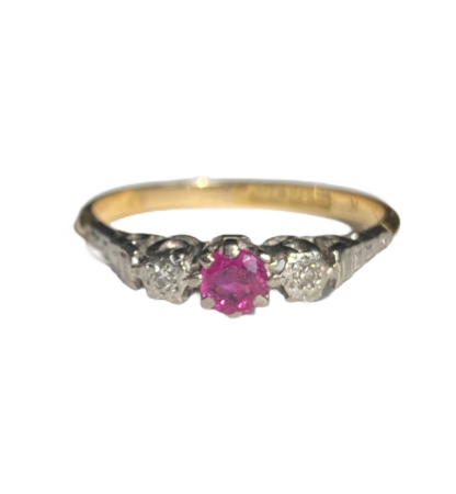 Beautiful antique ruby and diamond trilogy ring - 18ct gold and platinum